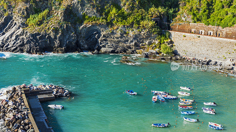 在Vernazza, Cinque Terre，意大利的防波堤